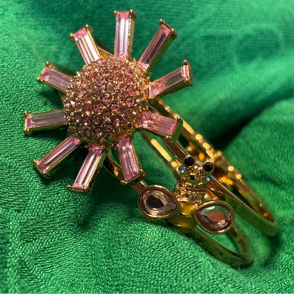 Adorable Betsey Johnson Daisy Flower & Bee Hinged Bangle Bracelet